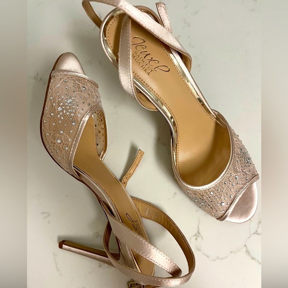 NWT champagne with delicate crystal sprinkle heeled shoes